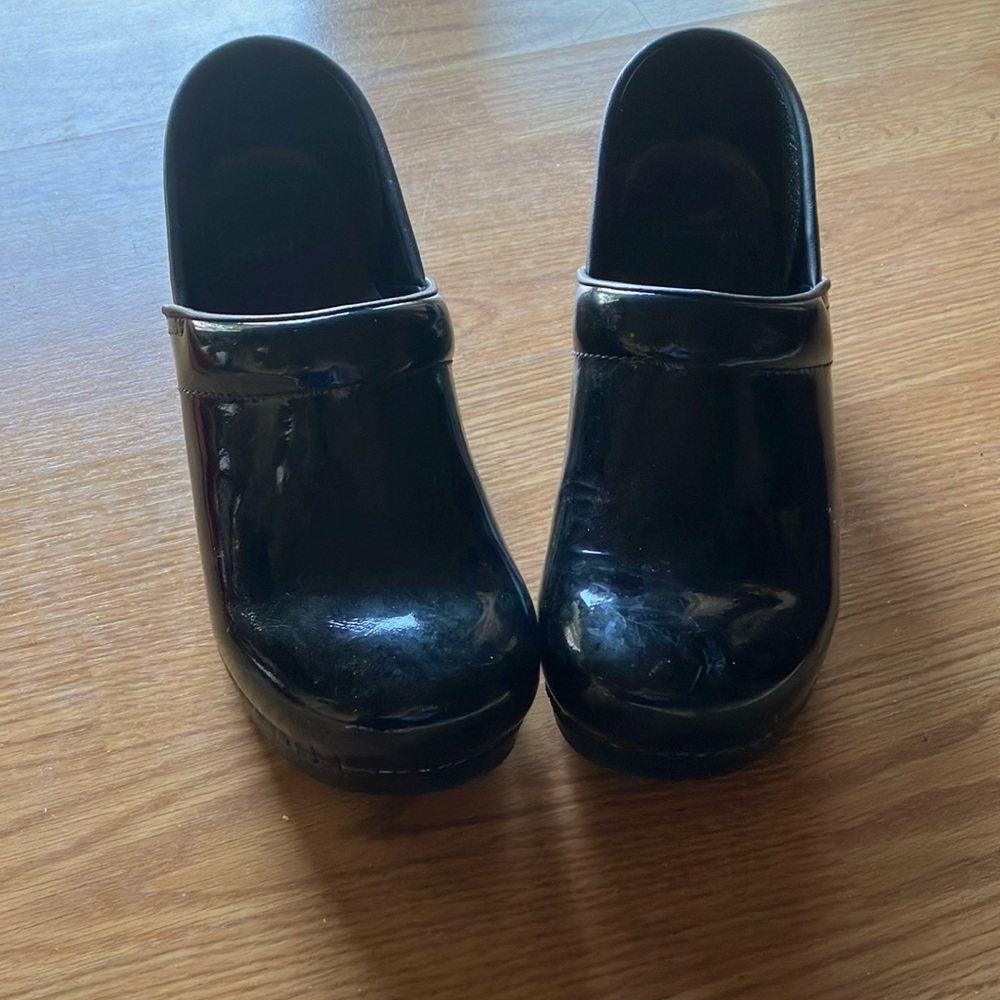 Dansko black glossy 40 (similar to 9-9 1/2 in US women’s size) nursing clogs.